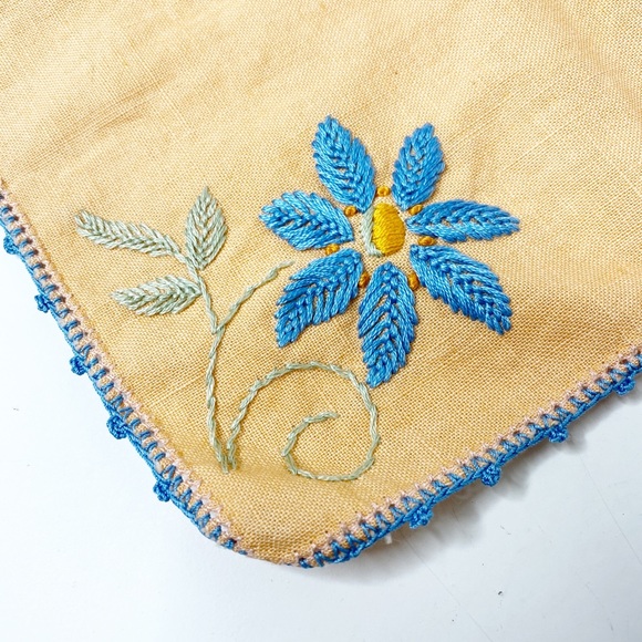 💐 VTG 3 Embroidered Handkerchief Floral Napkins - Picture 5 of 5